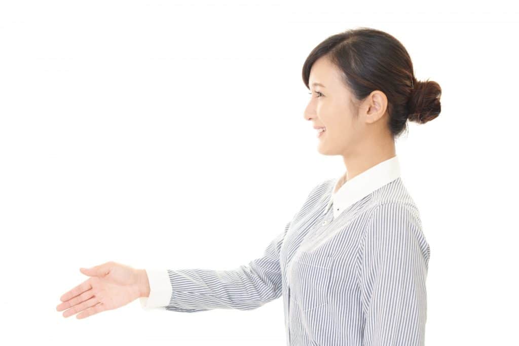 握手を求める女性
