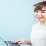 パソコンを操作している女性